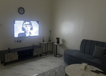 شقة بصالة و غرفة نوم 