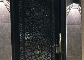 شاليه بجلسة تطل على مسبح خارجي 