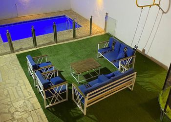 شاليه بجلسة تطل على مسبح خارجي 
