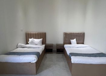 شاليه بمسبح وجلسه خارجيه