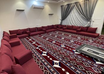 شاليه بجلسة تطل على مسبح خارجي 
