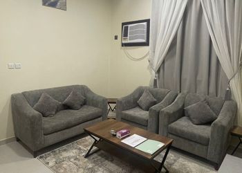 شقة بغرفة معيشة وغرفة نوم 