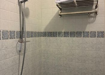 شاليه بمسطح اخضر ومسبح 
