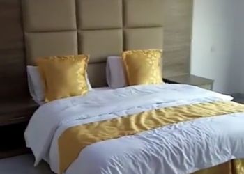 شاليه بغرفة نوم مطلة على المسبح