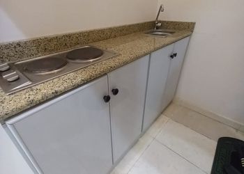 استديو بأثاث مريح وبسيط 