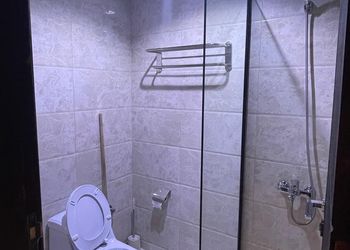 استديو بسرير مريح وأثاث بسيط