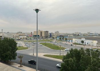 شقة بصالة وغرفة نوم وبأثاث مريح