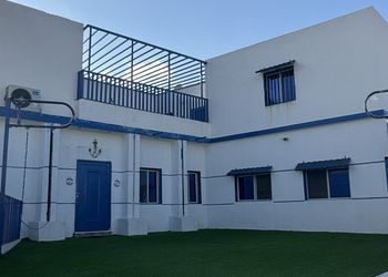 شاليه بجلسة خارجية وألعاب أطفال