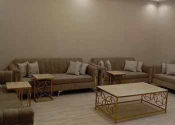 شاليه بجلسة تطل على مسبح خارجي 