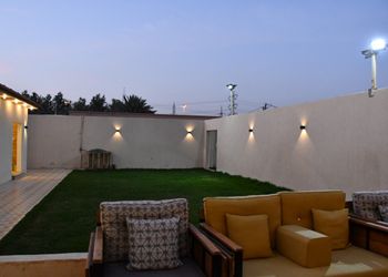 شاليه بمجلس ومسطح اخضر 