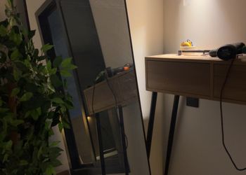 استديو بأثاث مريح وبسيط 