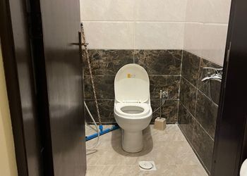 شقة بصالة وثلاث غرف نوم