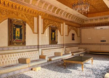 مزرعة بألعاب أطفال ومسطح اخضر