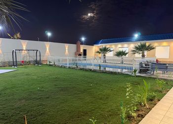 استراحة بمسطح اخضر ومجالس