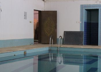 استراحة بمجالس ومسطحات خضراء