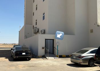 غرفة وصالة فندقية بدخول ذكي