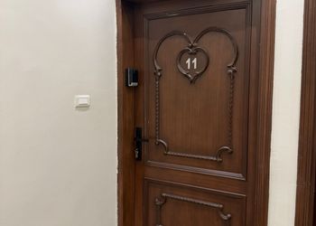 شقة بصالة مريحة وتصميم هادئ 