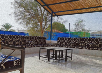 مزرعة بمسطحات خضراء وجلسة خارجية