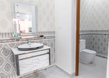 شاليه بمسطح اخضر ومسبح