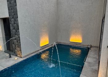 شاليه بمسطح اخضر ومسبح 