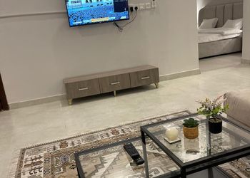 شقة بغرفتين نوم وبأثاث بسيط