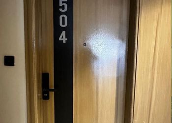 شقة بغرفة معيشة وغرفة نوم 