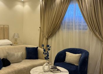 استديو بأثاث مريح وبسيط 