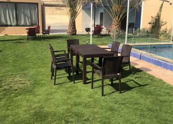 كوخ بجلسة خارجيه ومسبح خارجي