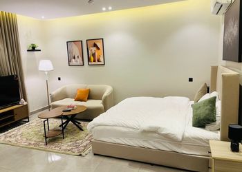 استديو بأثاث مريح وبسيط 