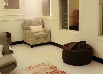 استديو بسرير ماستر وجلسة مريحة 