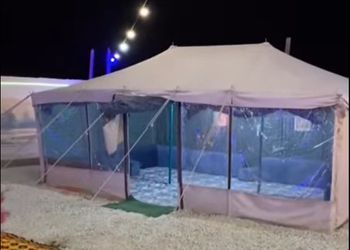مخيم  بجلسة خارجية وبيت شعر 