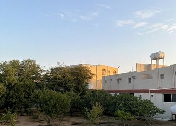 شقة بغرف نوم وصالة مريحة 