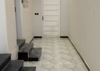 استديو بسرير مريح وتصميم هادئ 