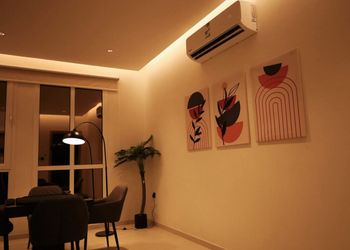 شقة بصالة أنيقة وثلاث غرف نوم 