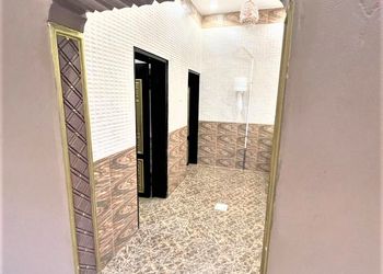 استراحة بجلسه مطله على مسطح اخضر 