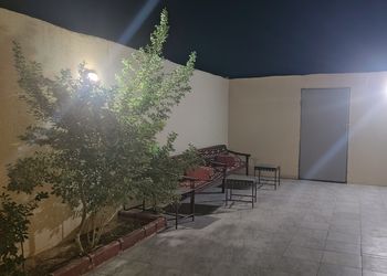 شاليه بمجلس وفناء خارجي 