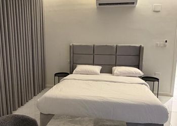 استديو بأثاث مريح وبسيط 