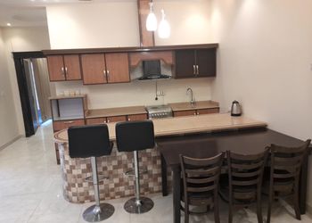 شاليه بمسطح اخضر وجلسة خارجية 