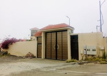 شقة بصالة وثلاث غرف نوم