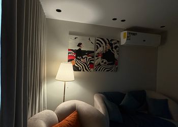 استديو بسرير ماستر وجلسة جانبية