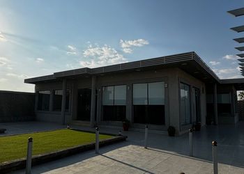 شاليه بجلسة خارجية وألعاب أطفال