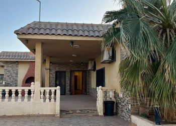 مزرعة بملعب طائره والعاب اطفال  
