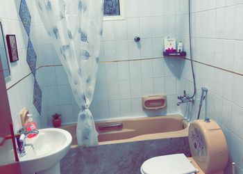 استديو بأثاث مريح وبسيط 