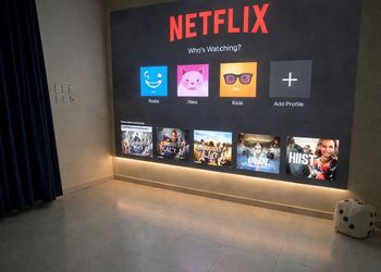 شقة بغرفة سينما دخول ذاتي