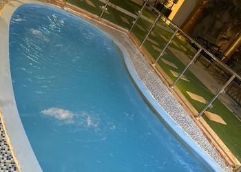 شاليه بمسطح اخضر ومسبح 