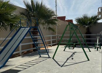 استراحة بمجلس ومسطحات خضراء