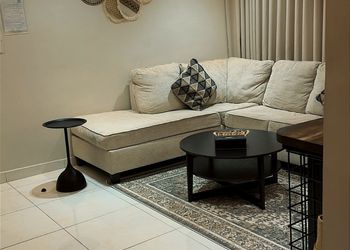 شقة بغرفة معيشة وغرفة نوم 