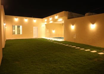 شاليه بجلسة باطلاله على المسبح 