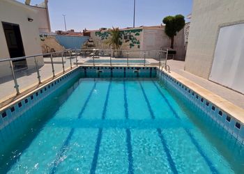 استراحة بمسطح اخضر وجلسه خارجيه