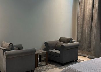 شاليه بمسطح اخضر وجلسة خارجية 
